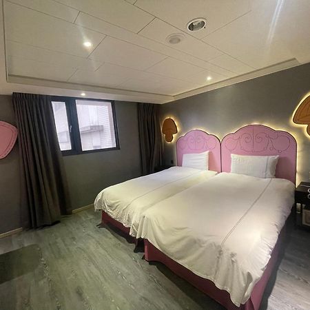 Check Inn Taichung Wenxin Zhongqing Exterior photo