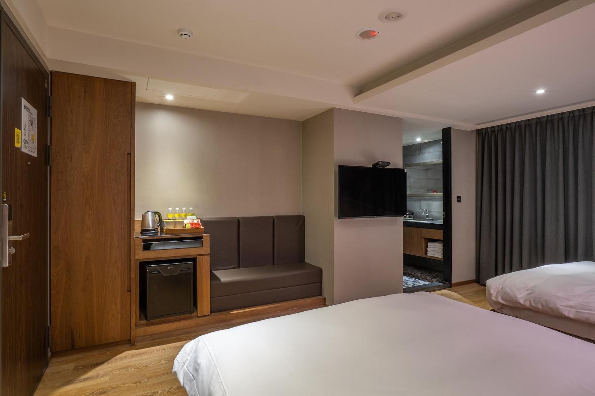 Check Inn Taichung Wenxin Zhongqing Exterior photo