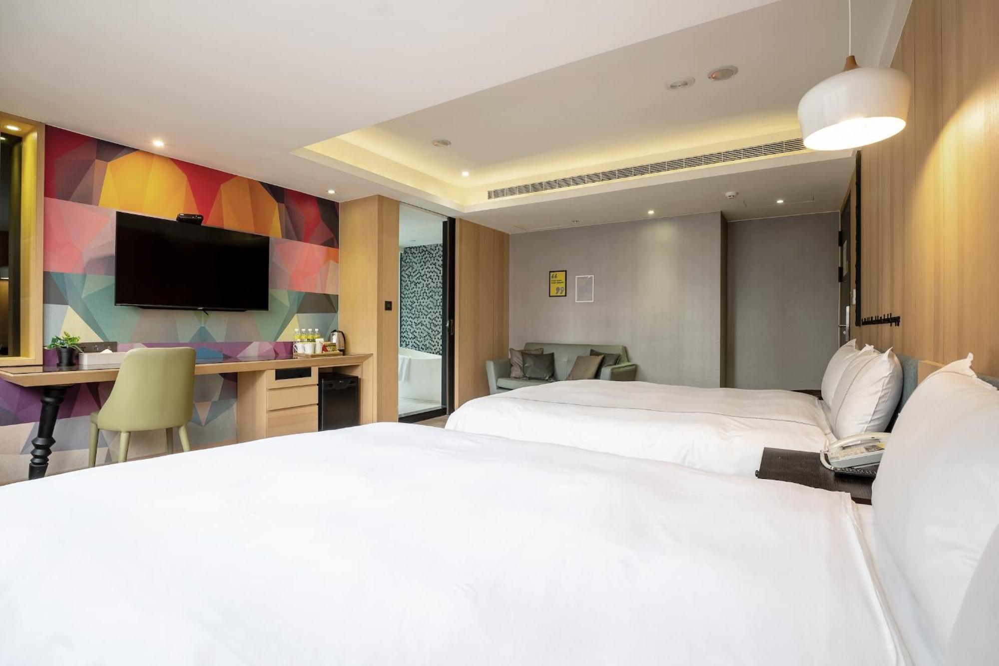 Check Inn Taichung Wenxin Zhongqing Exterior photo