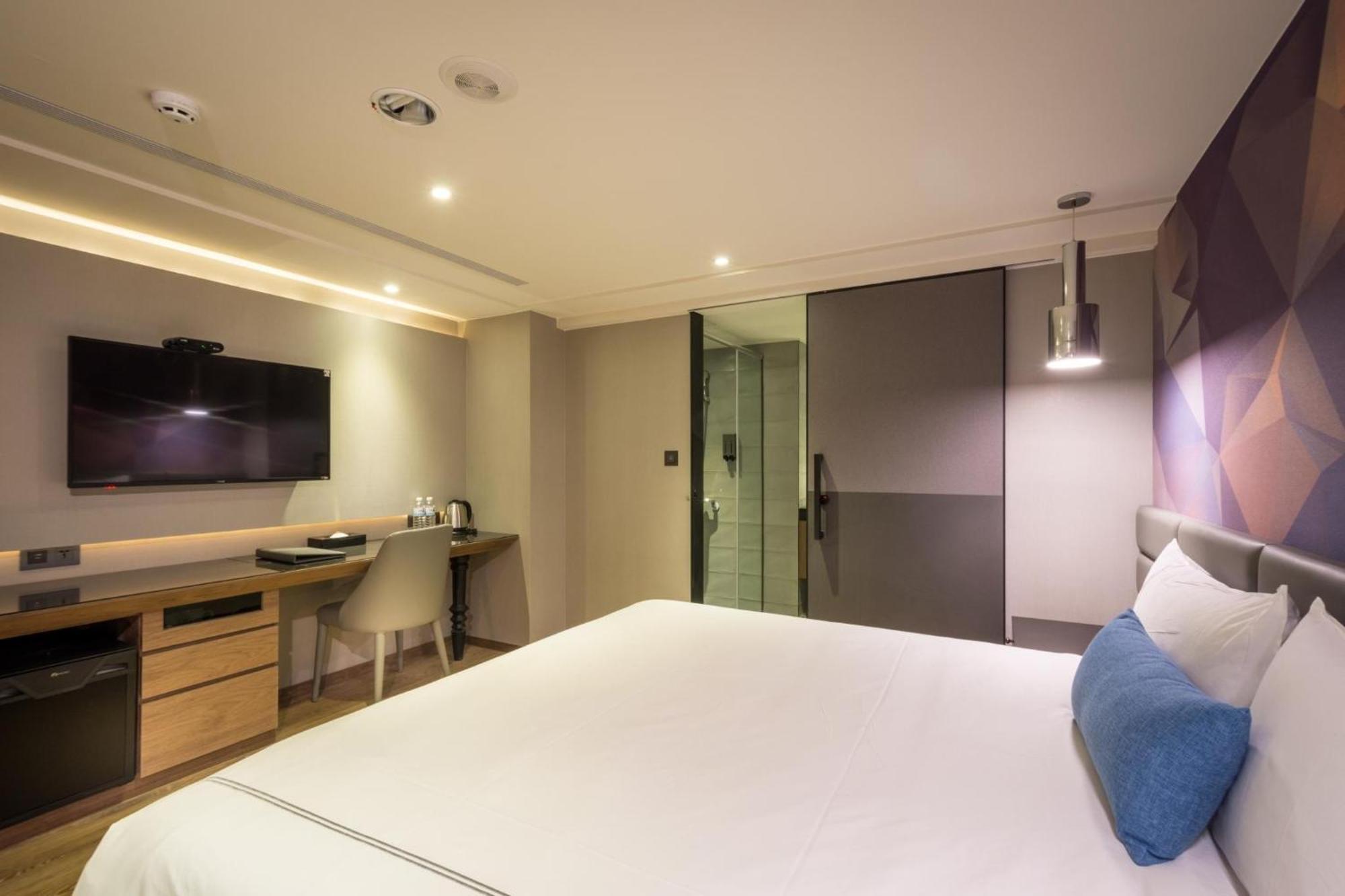 Check Inn Taichung Wenxin Zhongqing Exterior photo