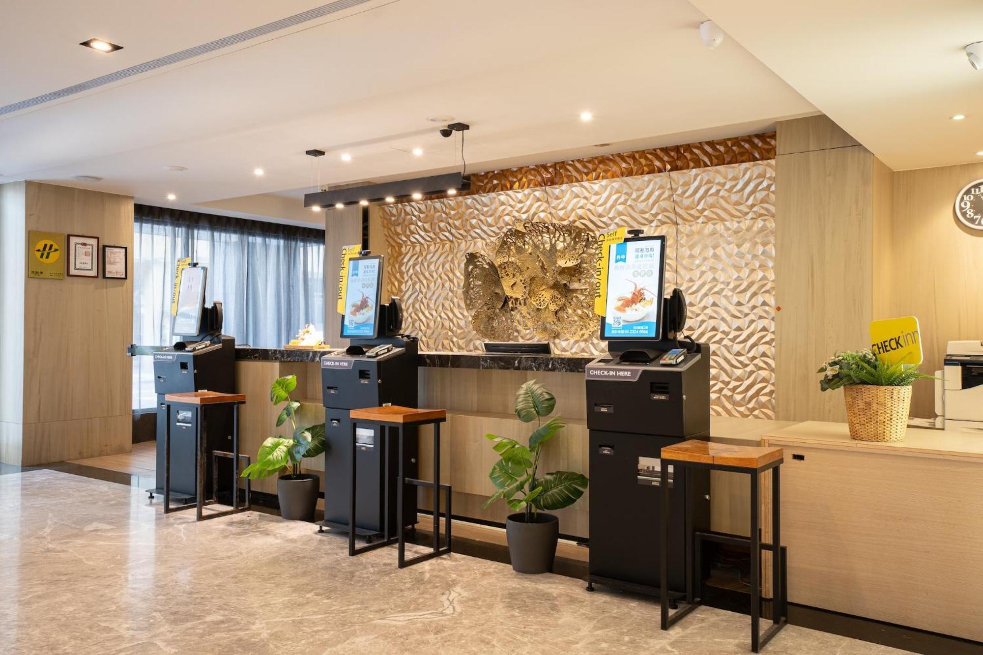 Check Inn Taichung Wenxin Zhongqing Exterior photo