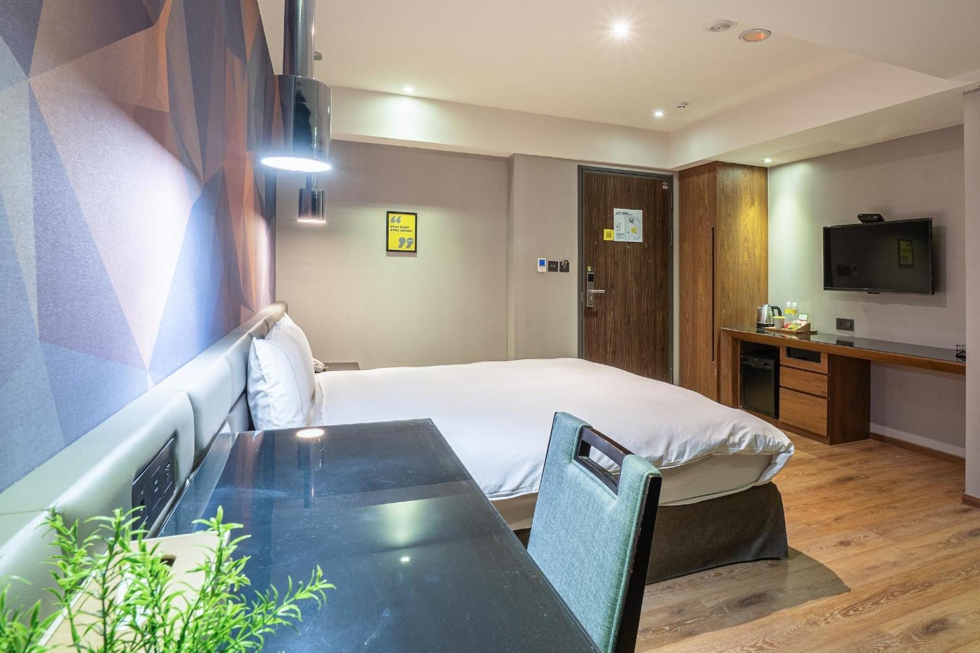Check Inn Taichung Wenxin Zhongqing Exterior photo